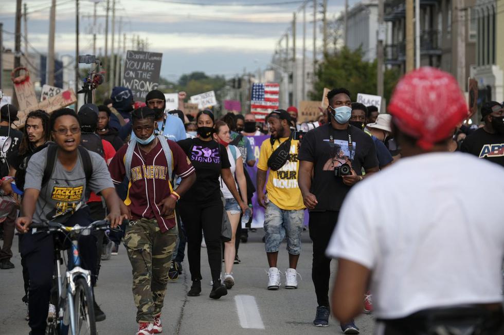 Ciudadanos son vistos marchando por el caso de Breonna Taylor en Louisville, Kentucky, el 25 de setiembre de 2020. (Jeff Dean / AFP).