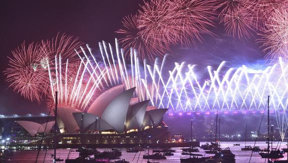 Los fuegos artificiales de Sídney tienen como escenario el famoso Puente de la Bahía y la Casa de la Ópera y aglutina cada año a más de un millón de personas. (Foto: PETER PARKS / AFP)