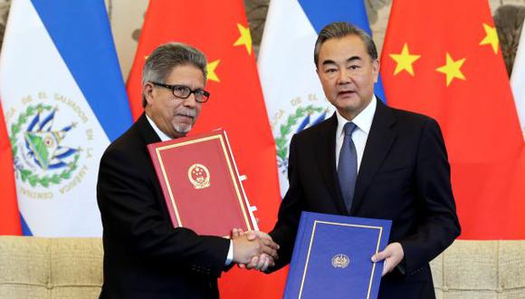 El canciller de El Salvador, Carlos Castañeda, y el ministro de Relaciones Exteriores de China, Wang Yi, se unieron durante una ceremonia de firma para marcar nuevas relaciones diplomáticas entre ambos países.&nbsp;(Foto: Reuters)