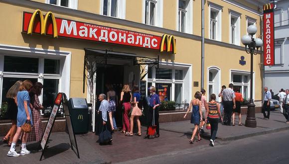 Mucha gente fue a tomarse fotos con el último local abierto de McDonalds en Rusia. (Foto:The Grosby Group)
