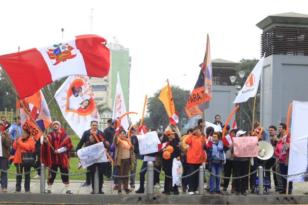 Seguidores de Fuerza Popular acudieron al Poder Judicial para respaldar el pedido de libertad de Keiko Fujimori. (Foto: Jessica Vicente)