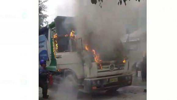 El conductor del vehículo bajó a tiempo a fin de salvaguardar su vida, informaron. (Foto: Municipalidad Provincial del Callao)