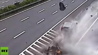 ¡De milagro! Pasajeros sobreviven violento accidente a toda velocidad en China [VIDEO]