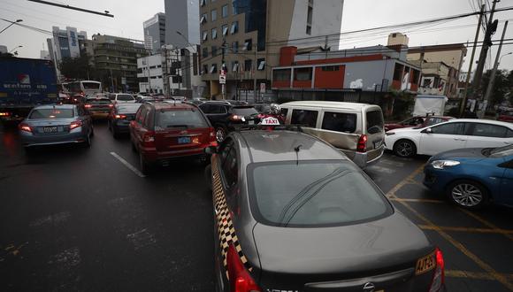 ATRAPADOS. La mañana de ayer, en San Isidro, conductores no tenían por dónde evadir el tráfico.(César Campos).
