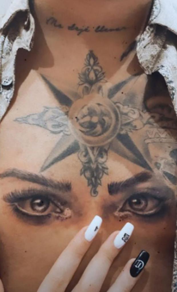 Belinda's hand tattooed with her eyes on Nodal's body (Photo: Belinda / Instagram)