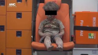 La fotografía de este niño rescatado tras bombardeo se convierte en símbolo de la guerra en Siria [Video]