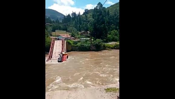 A un lado de la plataforma colapsada se observa un camión volquete, que habría pasado por el puente al momento de la emergencia. El hecho se registró en Pillpinto (Cusco).
