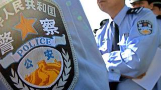 China: Investigan a policía por lanzar una bebé al suelo