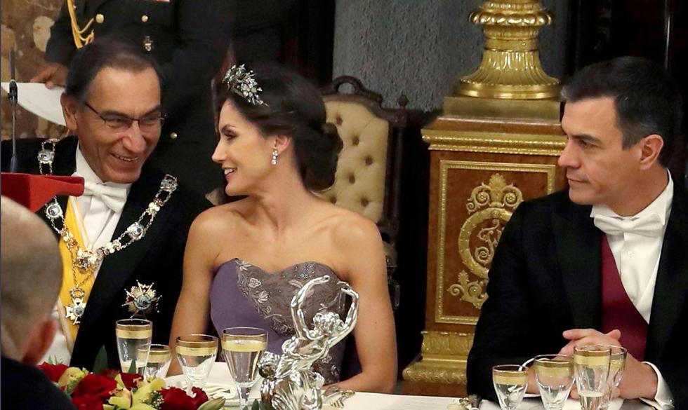 La reina Letizia conversa con el presidente de Perú Martín Vizcarra y el presidente del Gobierno español Pedro Sánchez , durante la cena de gala ofrecida este miércoles en el Palacio Real. (EFE)