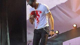 Enrique Iglesias se cortó los dedos con un dron en un concierto en México