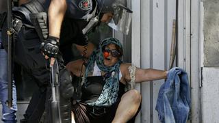 Argentina: Violentos enfrentamientos entre los ciudadanos y policías por la Ley de reforma de pensiones