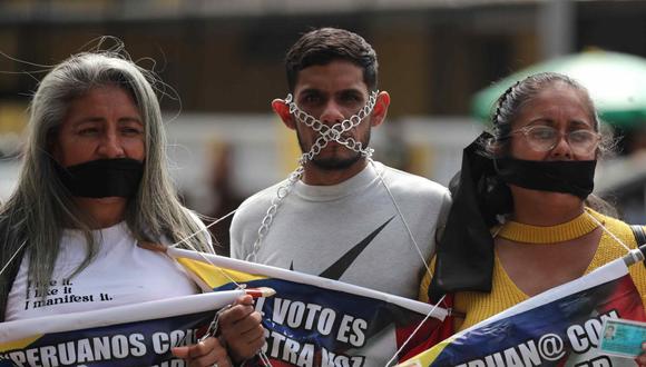 PROTESTA. Ciudadanos venezolanos hicieron una manifestación esta semana en las afueras de la embajada de su país en Lima. (Foto: EFE)