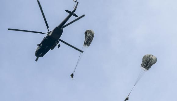 El soldado Luis Garcés, alumno del curso de paracaidismo, se encontraba en un entrenamiento de operación de salto de línea estática. (Foto: Juan BARRETO / AFP)