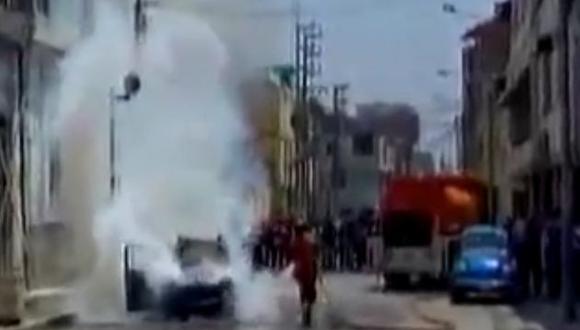 Vehículo ardió en llamas en el centro de Chiclayo. (Canal N)