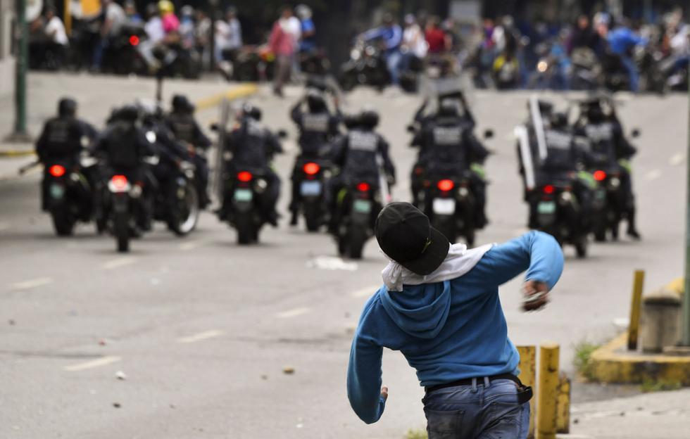 Las manifestaciones se han intensificado luego que Juan Guaidó se autoproclamara presidente encargado de Venezuela el miércoles por la tarde ante miles de venezolanos que salieron a la calles a mostrarse en contra del régimen de Maduro.  (AFP)