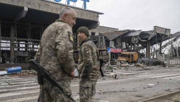 Soldados ucranianos frente a un edificio destruido del Aeropuerto Internacional de Kherson en el pueblo de Chornobaivka, en las afueras de Kherson, el 20 de noviembre de 2022, en medio de la invasión rusa de Ucrania. (Foto de BULENT KILIC / AFP)