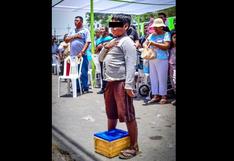 Ica: Policía entregó útiles escolares a niño vendedor de chupetes que fue captado entonando el Himno Nacional