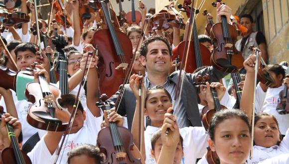 Todos juntos. Juan Diego Flórez promueve la música entre los jóvenes. (Sinfonía por el Perú)