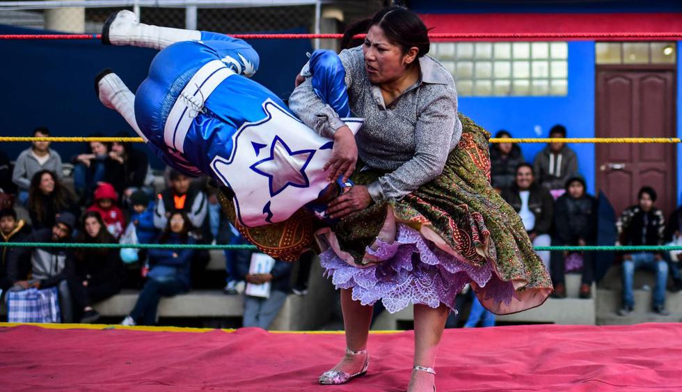 Las luchadoras en Bolivia vuelven al cuadrilátero tras las protestas. (Foto: AFP)