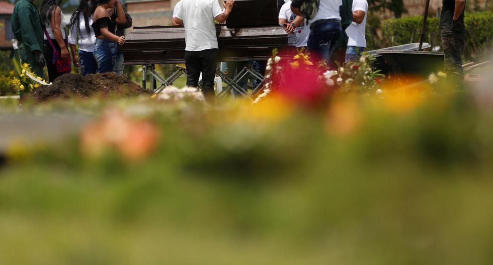 Imagen referencial. Familiares y amigos de una persona que fue asesinado en una masacre en Colombia lloran junto a su féretro. Archivo 25 de agosto de 2020. (EFE/Ernesto Guzmán Jr.).
