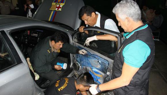 En auto intervenido en Trujillo se habían camuflado 30 kilos de pasta básica de cocaína en las puertas. (Alan Benites)