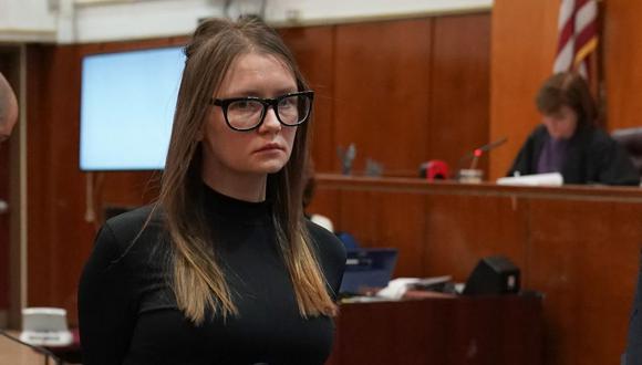 La falsa heredera alemana Anna Sorokin es llevada después de ser sentenciada en la Corte Suprema de Manhattan el 9 de mayo de 2019 luego de su condena el mes pasado por múltiples cargos de hurto mayor y robo de servicios. (Foto de TIMOTEO A. CLARY / AFP)