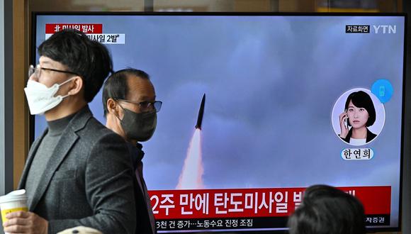 La gente mira una pantalla de televisión que muestra una transmisión de noticias con imágenes de archivo de una prueba de misiles de Corea del Norte, en una estación de tren en Seúl el 28 de octubre de 2022, después de que Corea del Norte disparara dos misiles balísticos de corto alcance según el ejército de Corea del Sur. (Foto de Jung Yeon-je / AFP)