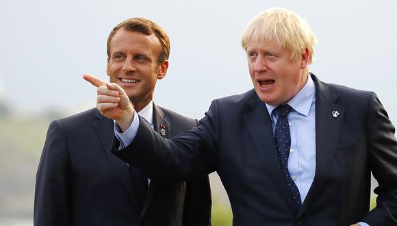 El primer ministro británico, Boris Johnson (derecha), señala al ex presidente francés Emmanuel Macron en el faro de Biarritz, en el suroeste de Francia. El mandatario galo espera que el parlamento británico apruebe el acuerdo de Brexit. (Foto: AFP)
