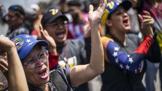 Manifestantes llegan a embajadas de Venezuela en varios países tras inicio de 'Operación Libertad' [FOTOS]