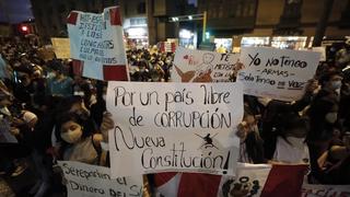 Jóvenes salen a las calles para exigir una nueva constitución y el retiro de la inmunidad parlamentaria