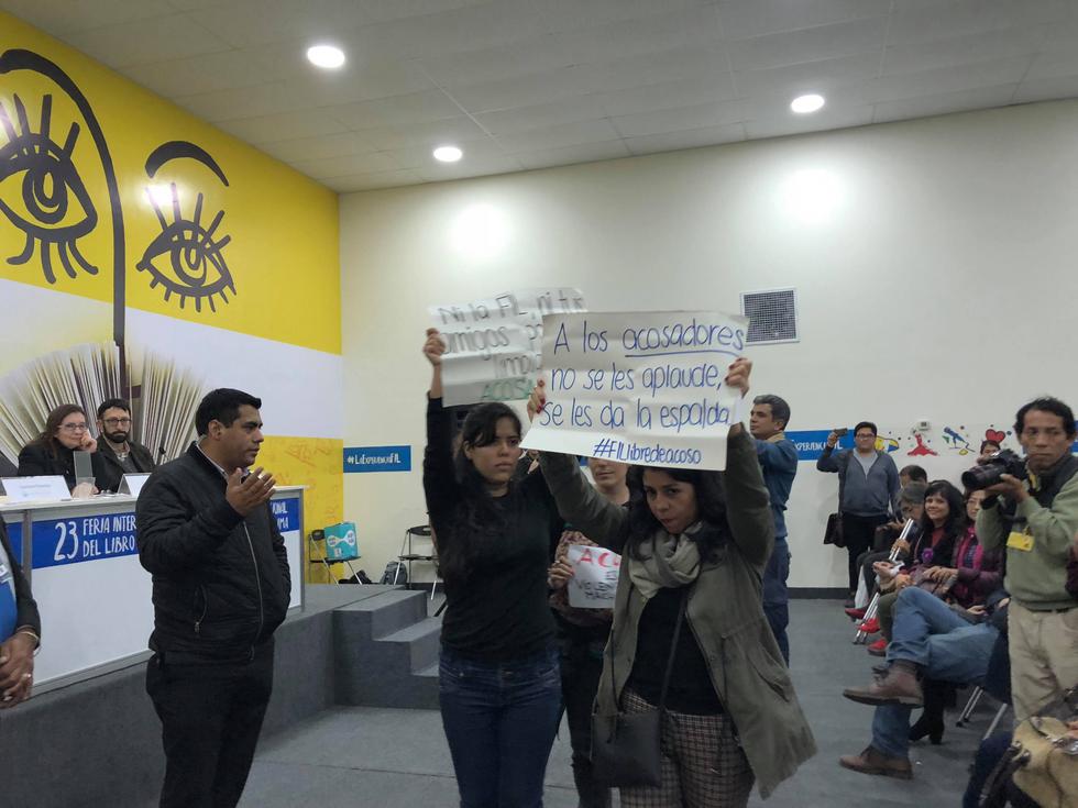 FIL 2018: Mujeres interrumpen presentación de Gustavo Faverón con carteles contra el acoso
