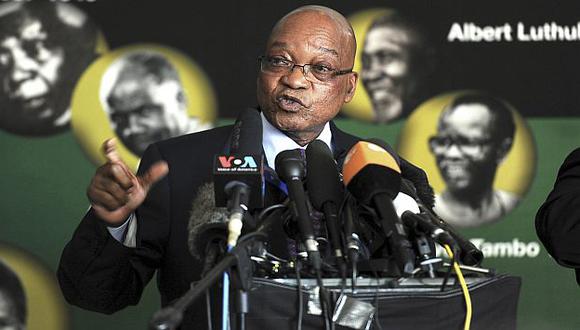 El presidente sudafricano, Jacob Zuma, declara a la prensa extranjera en Johannesburgo. (AP)