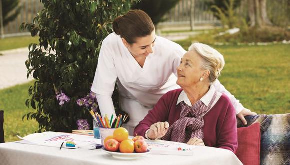 Estudio destaca que muchas de las actividades recreativas que les gusta hacer a los adultos mayores involucran pasar tiempo de calidad en familia y/o amigos.