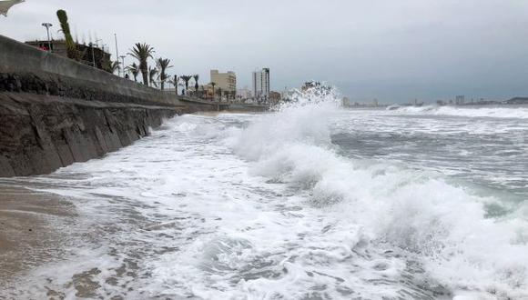 Vista de las olas en Mazatlán, estado de Sinaloa, México, antes de la llegada del huracán Willa. (Foto: AFP)