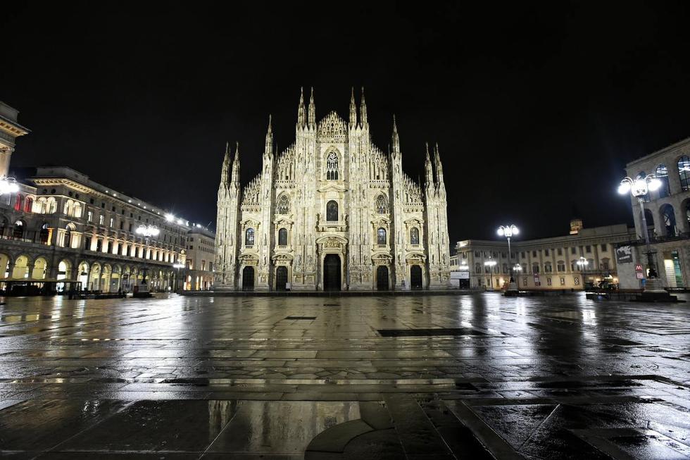 Una Piazza del Duomo vacía se muestra cuando la región de Lombardía impone un toque de queda por el coronavirus, en Milán, Italia, el 22 de octubre de 2020. (REUTERS/Flavio Lo Scalzo).