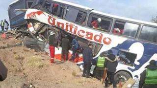 Al menos 17 muertos tras choque de bus con roca en Bolivia