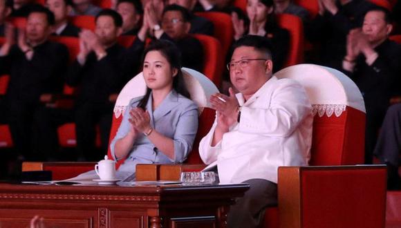 El líder norcoreano Kim Jong-un y su esposa, Ri Sol-ju, ven una actuación en celebración del cumpleaños de su abuelo Kim Il Sung, en Pyongyang. (KCNA / REUTERS).