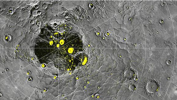 Las manchas brillantes al radar coinciden con los cráteres en la sombra. (BBC)
