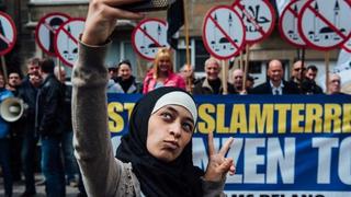 Bélgica: Esta musulmana se tomó selfies frente una manifestación antiislámica y la dejó en ridículo
