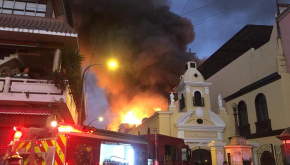Incendio en Mesa Redonda EN VIVO: Se registran explosiones en jirón Cusco. (María Alejandra García - Perú21)