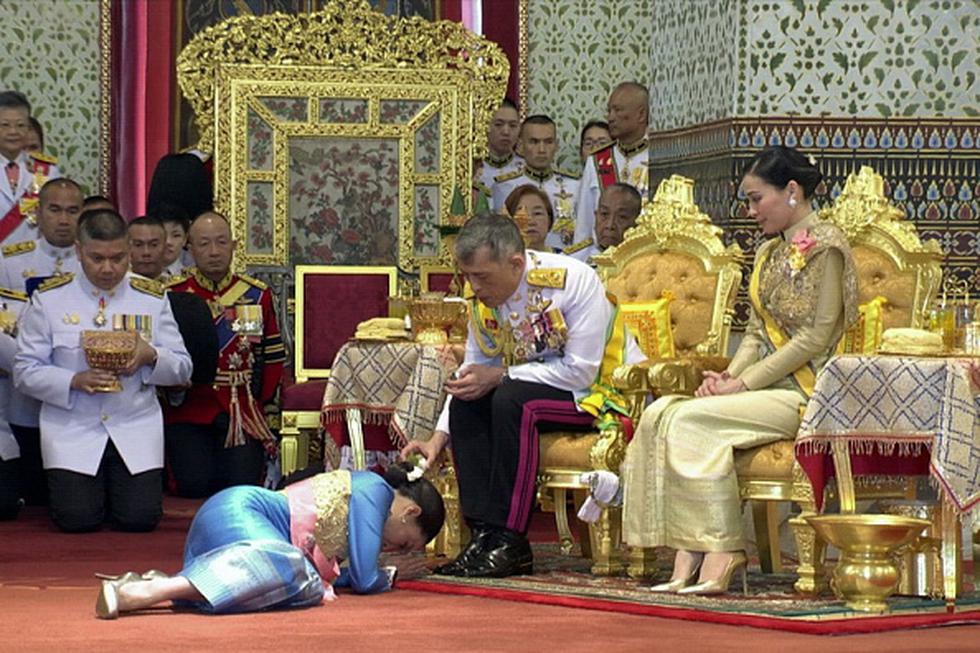 Rey de Tailandia nombró "consorte real" a su amante en una ceremonia junto a su esposa. (Getty Images)