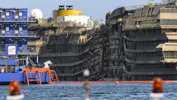 El lado sumergido del Costa Concordia está oxidado. (AFP)