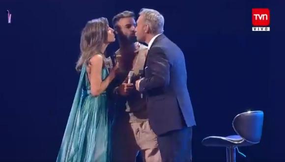 Ricky Martin le robó beso a presentador de Viña del Mar. (Foto: Captura TVN)