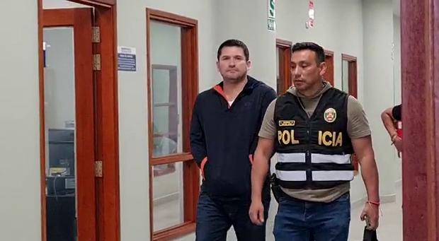 Major David Medina (right) guards the then detained former head of the DINI, José Fernández Latorre.  (Image: Video Capture)