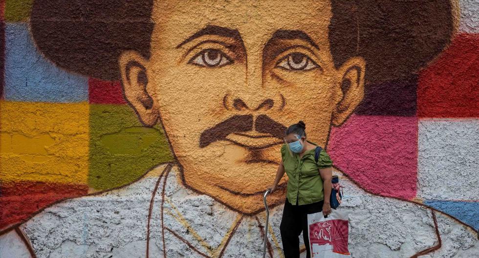 Fotografía del 27 de abril del 2021 donde se observa un graffiti de José Gregorio Hernández, en Caracas (Venezuela).  (EFE/ Miguel Gutiérrez).