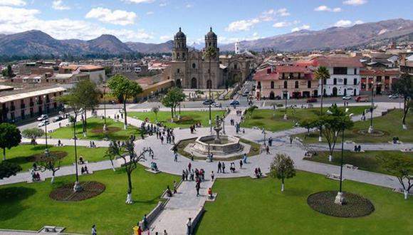 Se resalta de Cajamarca que “tiene una de las fiestas anuales más salvajes de Sudamérica”, refiriéndose a los carnavales anuales en la ciudad. (USI)