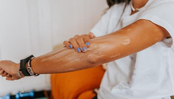 Sociedad médica hace dicha recomendación para prevenir lesiones premalignas que pueden desencadenar en cáncer de piel. (Foto: Getty Images)