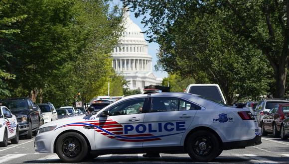 Una patrulla del Departamento de Policía Metropolitana bloquea una calle cerca del Capitolio de los Estados Unidos y un edificio de la Biblioteca del Congreso en Washington, el jueves 19 de agosto de 2021. (AP/Patrick Semansky).