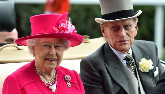 Felipe de Edimburgo e Isabel II del Reino Unido. (Foto: AFP)