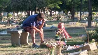 La emotiva postal de un padre que va a escuchar los partidos de su club de Argentina en la tumba de su hijo